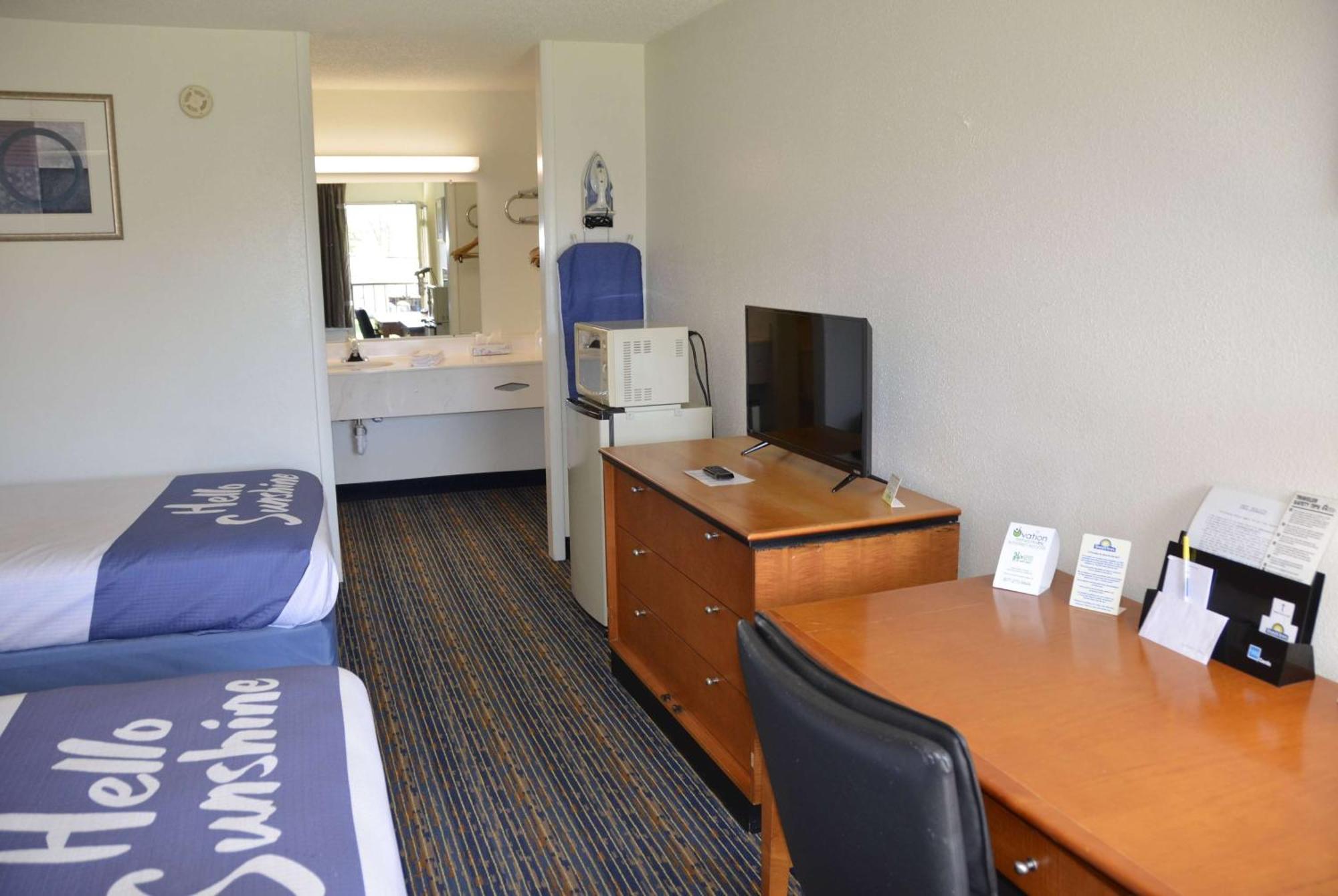 Days Inn By Wyndham Luray Shenandoah Exterior photo